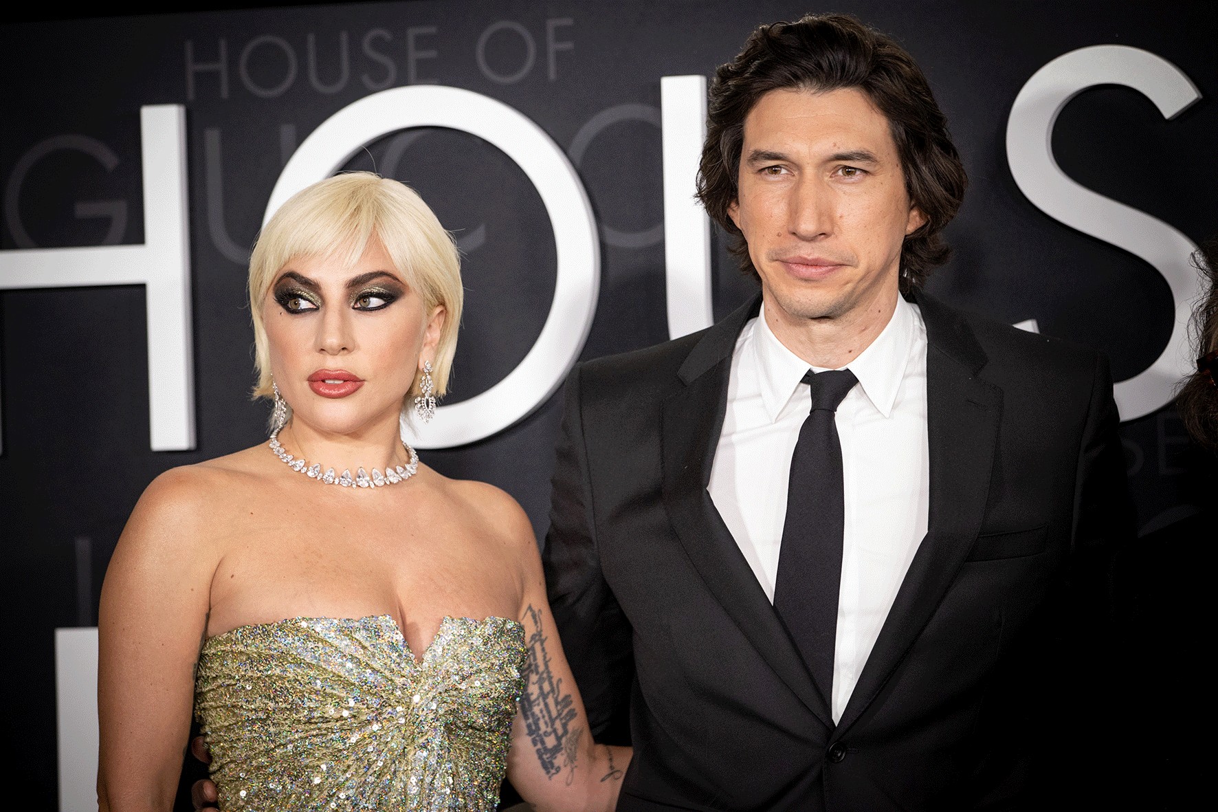 Lady Gaga usando joyerÃ­a Messika en Premiere House of Gucci con Adam Driver