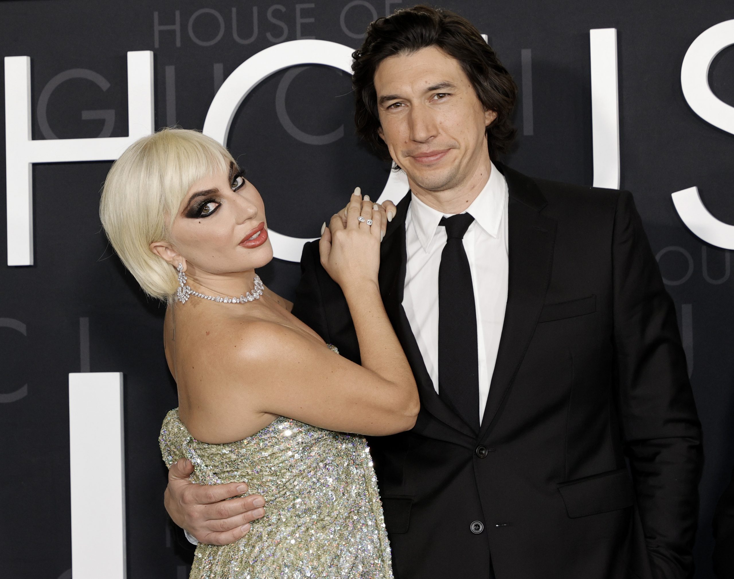 Lady Gaga usando Messika en Premiere House of Gucci con Adam Driver