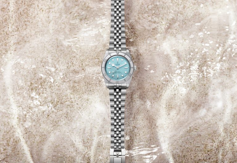 Tudor Black Bay 58 Lagoon Blue en la playa. 200 m de resistencia al agua