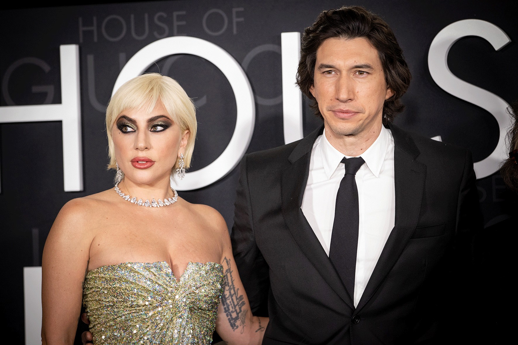 Lady Gaga usando joyería Messika en Premiere House of Gucci con Adam Driver