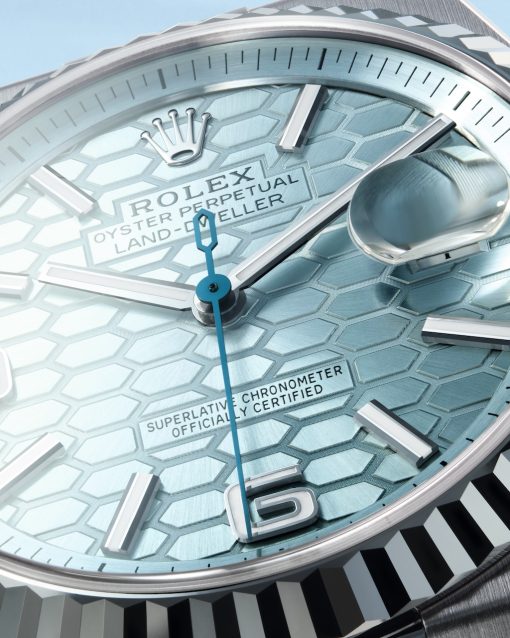 Acercamiento de la carátula con nueva decoración del Rolex Land Dweller