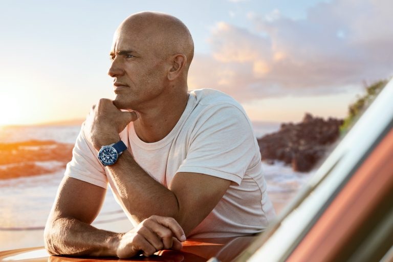 El campeón surfista Kelly Slater con su Breitling Superocean