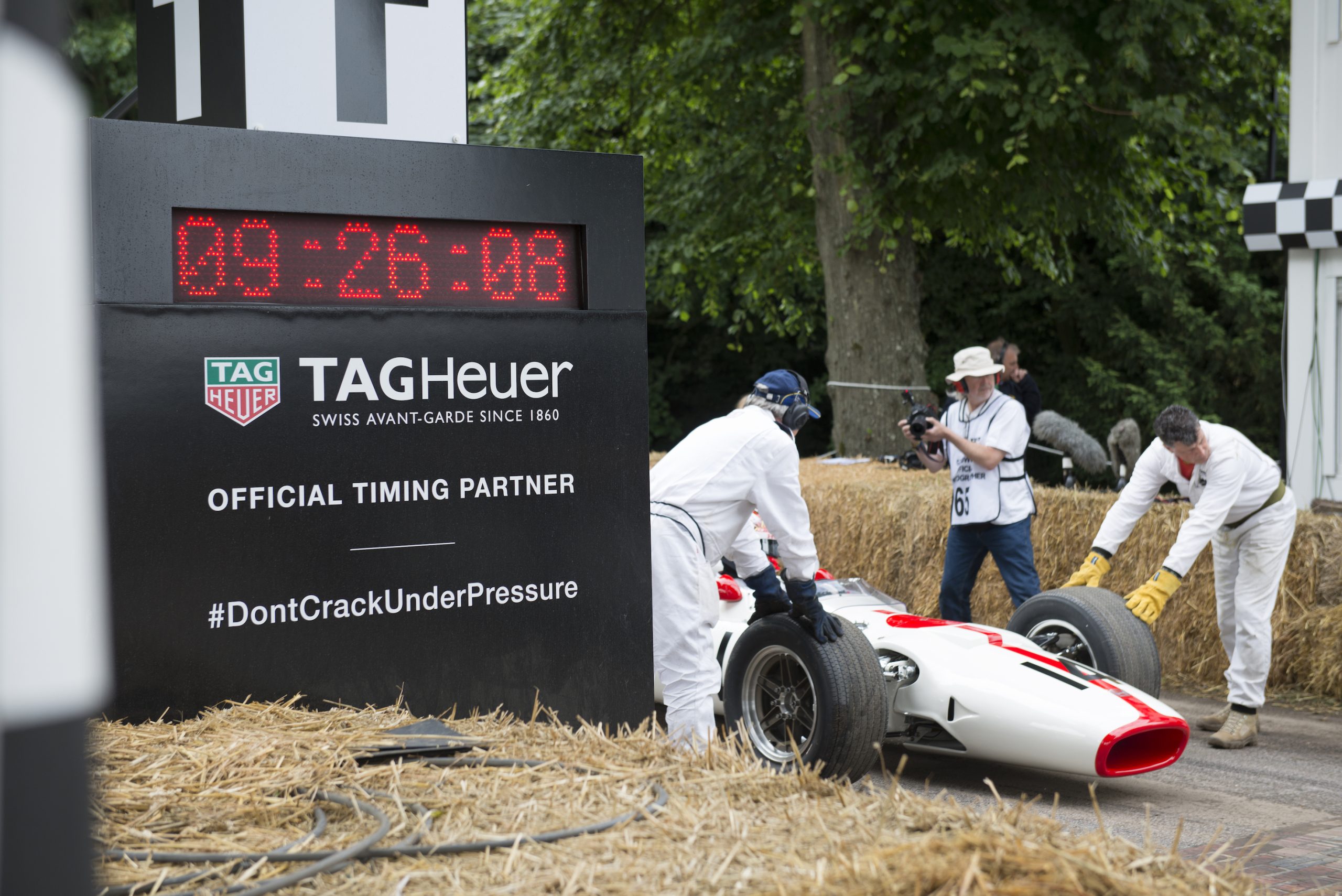 Línea de salida en Goodwood con un Honda RA262 de 1965