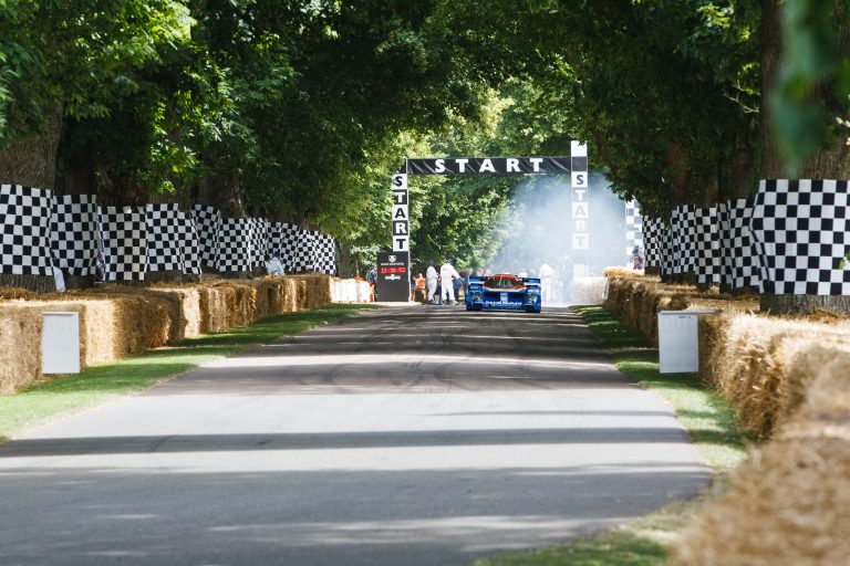 Inicio del hillclimb en goodwood con un Nissan prototipo del Grupo C