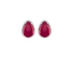 Aretes de rubí en forma de gota con halo de diamantes en oro blanco.