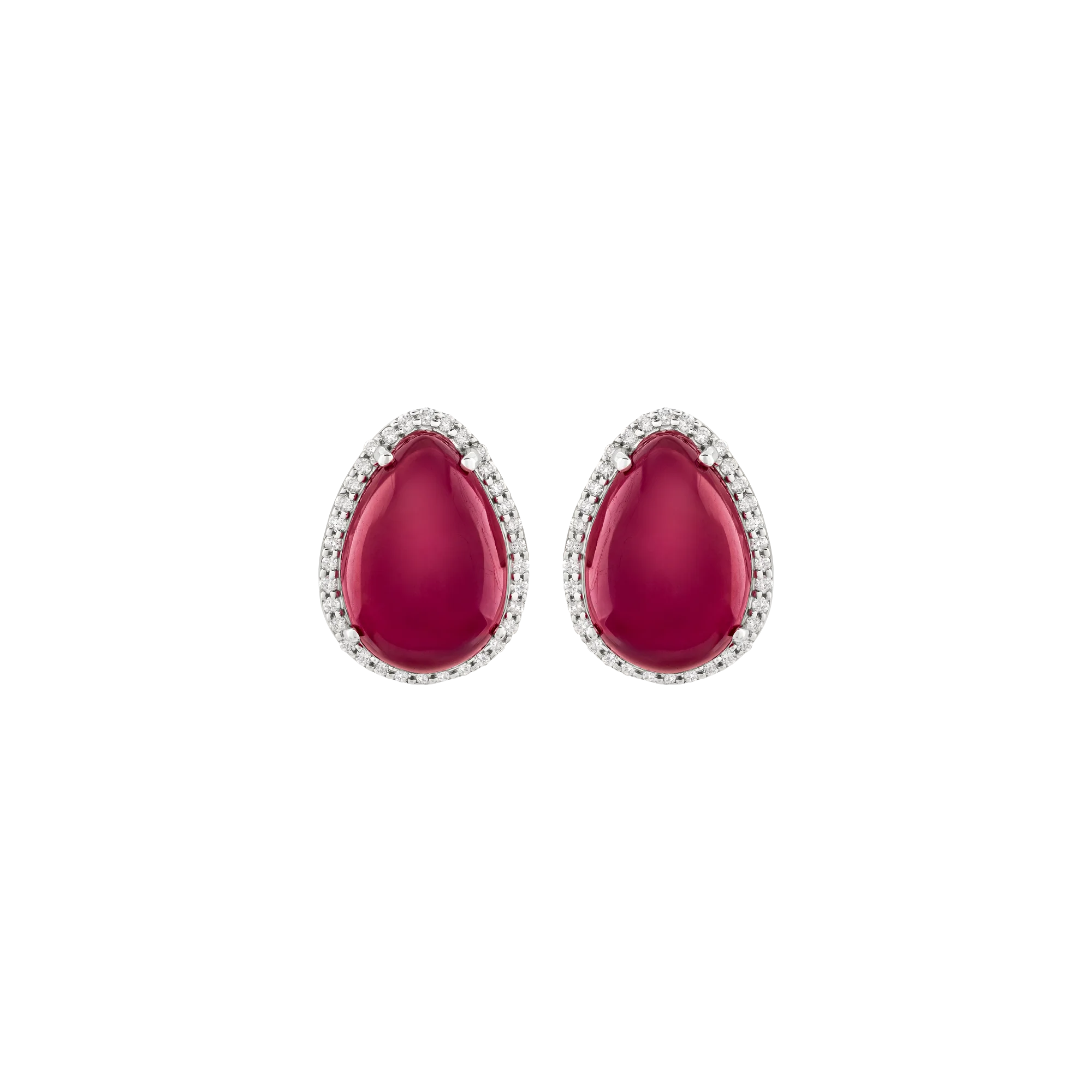 Aretes de rubí en forma de gota con halo de diamantes en oro blanco.