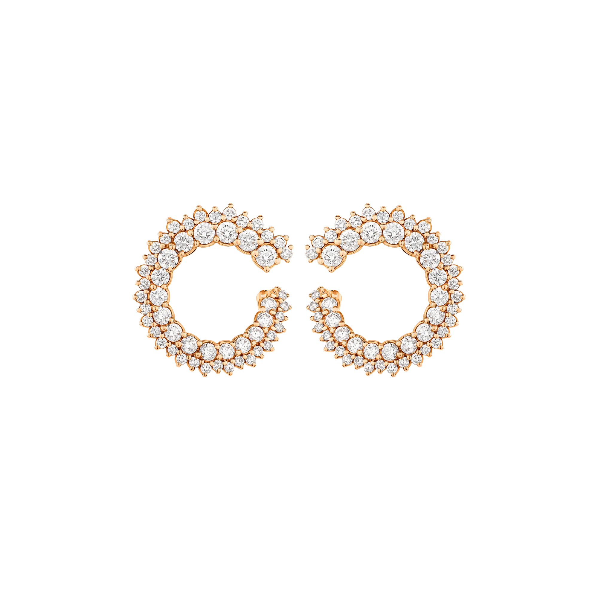Aretes de diamantes en oro rosa con diseño de aro abierto.