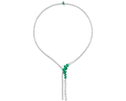 Collar de oro blanco con diamantes, esmeraldas y caída central de diamantes.
