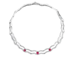 Collar de oro blanco con rubíes redondos y diamantes en diseño ondulado.
