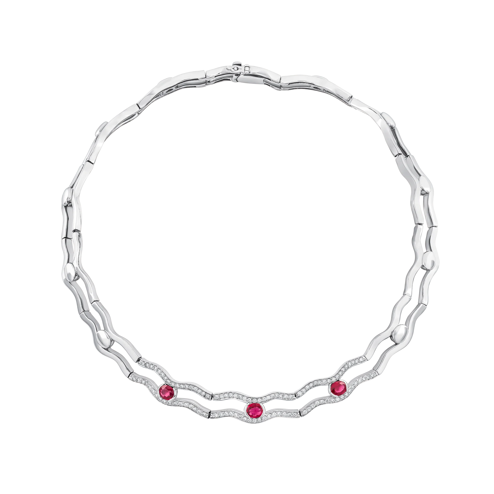 Collar de oro blanco con rubíes redondos y diamantes en diseño ondulado.