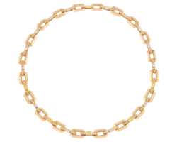Collar de oro rosa con eslabones geométricos y diamantes.