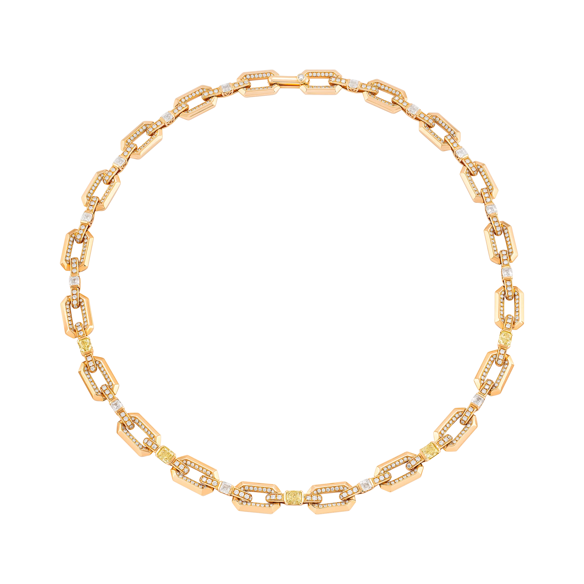 Collar de oro rosa con eslabones geométricos y diamantes.