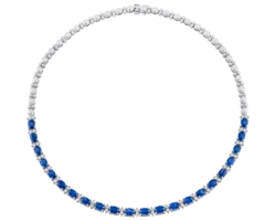 Collar en oro blanco tipo riviera con zafiros azules ovalados y diamantes.