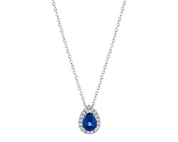 Collar en oro blanco con zafiro azul en forma de pera y halo de diamantes.