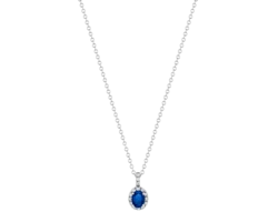 Collar en oro blanco con zafiro azul oval central y halo de diamantes.