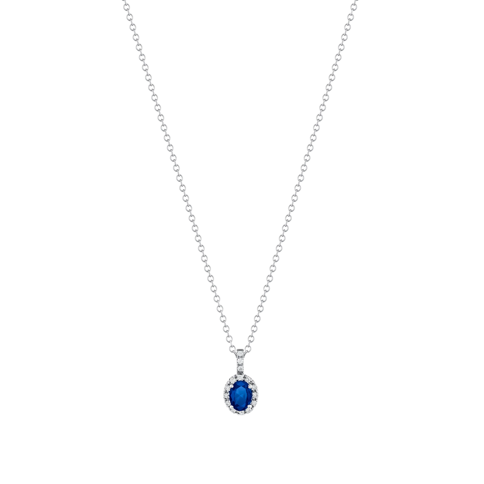 Collar en oro blanco con zafiro azul oval central y halo de diamantes.