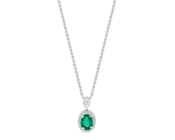 Collar en oro blanco con esmeralda oval central y halo de diamantes.