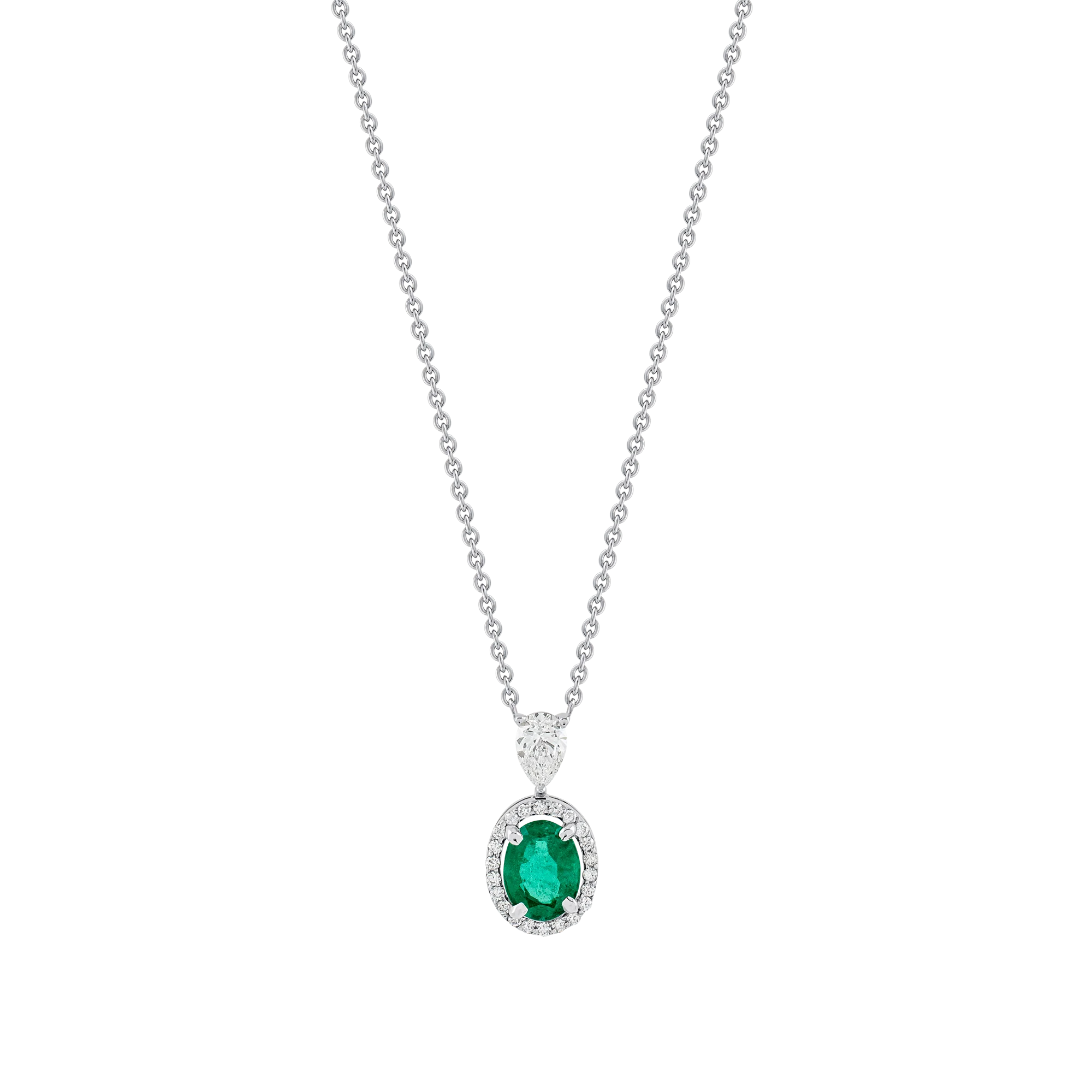 Collar en oro blanco con esmeralda oval central y halo de diamantes.