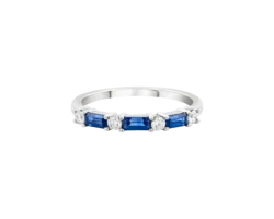 Anillo en oro con zafiros azules y diamantes